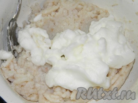 Добавить 1/3 белков к рыбно-рисовой массе. Осторожно перемешать ложкой.