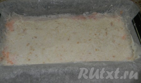 Сверху равномерно выложить оставшуюся белую рыбную массу.