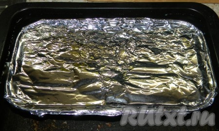 Накрыть фольгой форму с рыбным террином и поставить в форму большего размера, в которую на 1/3 высоты налить воды.