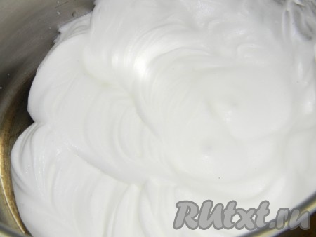 Белки взбить с щепоткой соли до устойчивых пиков.