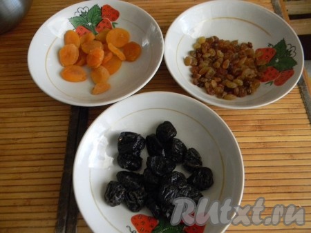 Сухофрукты промыть и залить горячей водой для набухания.