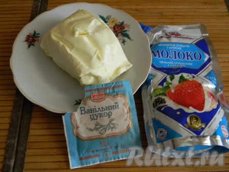 Сухофрукты обсушить, нарезать курагу и чернослив кубиками. Печенье измелить блендером в крошку.
Приготовить крем.