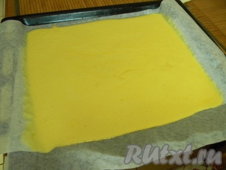 Лист для выпечки застелить пергаментом, на него выложить тесто, размазать до образования тонкого коржа и поставить в разогретую до 200 градусов духовку на 7-8 минут.