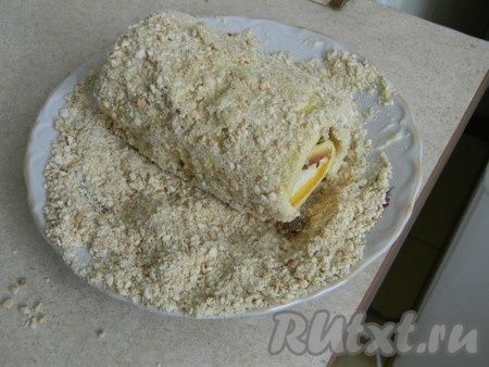 Обмазать их кремом, обвалять в печенье и поставить на срез.