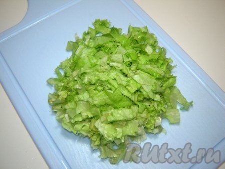 Нарезать или нарвать листья салата (кому как нравится).