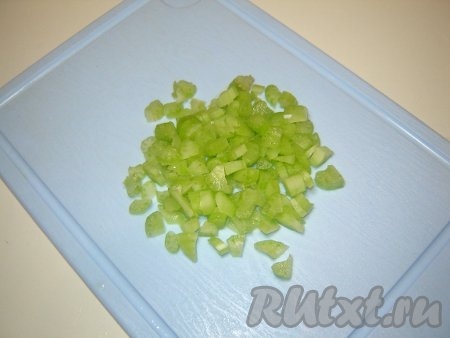 Стебель сельдерея нарезать ломтиками.