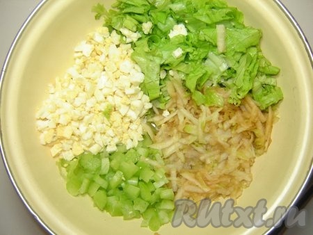 Уложить все ингредиенты для салата (яблоко, яйца, сельдерей, зеленый салат) в посуду.