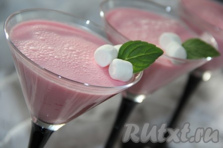 Разлить смесь из&nbsp; желе и сметаны по креманкам и поставить десерт в холодильник до полного застывания. Украсить вкусный сметанный десерт по желанию.
