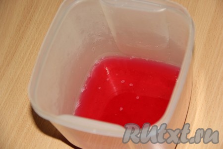 Желе залить горячей водой, хорошо размешать и немного остудить.
