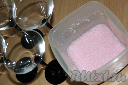 Взбить миксером тёплую желатиновую смесь, затем добавить сметану и сахарную пудру.&nbsp;Всё хорошо взбить на высокой скорости до множества пузырьков.
