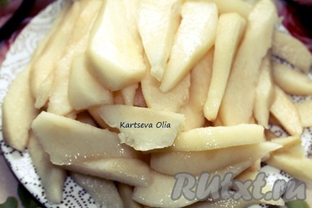 Груши вымыть, очистить от кожуры и семечек. Нарезать ломтиками.
