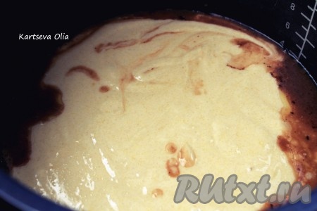 Выложить тесто на груши. Выпекать в режиме мультиварки «Выпечка» 45 минут, после сигнала крышку не открывать, оставить наш грушево-шоколадный пирог еще на 15 минут доходить.
