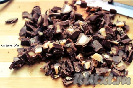 Конфеты мелко порезать (если шоколад, то поломать на кусочки).
