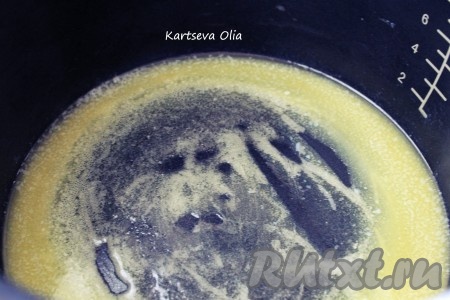 Включить режим мультиварки «Подогрев» и растопить сливочное масло. Смазать им стенки чаши.