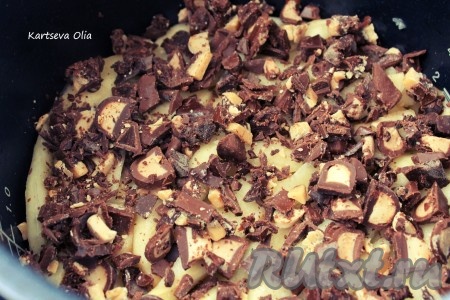 Посыпать шоколадными кусочками.