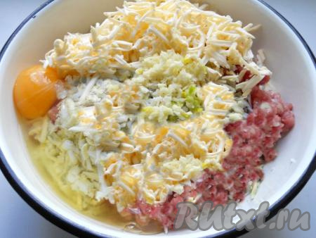 Добавить к свиному фаршу натёртый на крупной тёрке сыр, сырое яйцо и чеснок, пропущенный через пресс. В качестве сыра я взяла плавленный сырок, также подойдёт любой твёрдый сыр.