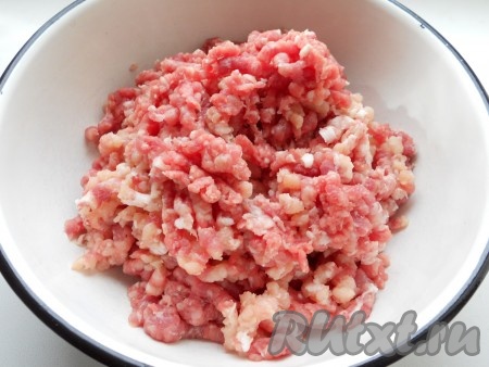 Свинину вымыть, обсушить, затем пропустить через мясорубку в глубокую миску.