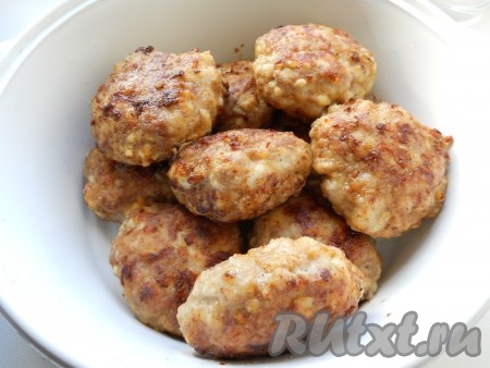 Постепенно пожарить все котлеты. Готовые котлеты перекладывать со сковороды в глубокую кастрюльку и накрыть крышкой, чтобы котлеты оставались тёплыми.