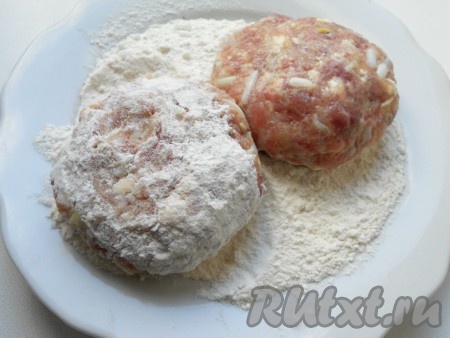 Руками сформировать округлые котлеты и обвалять их в муке со всех сторон.