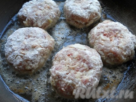 В сковороду влить растительное масло, хорошо его разогреть. Выложить сформированные котлеты (все котлеты у меня сразу не поместились в сковороду, поэтому я их жарила в несколько заходов). Жарить котлеты из свиного фарша с сыром на среднем огне с одной стороны 3-4 минуты. После этого котлеты перевернуть, накрыть сковороду крышкой, огонь убавить и жарить ещё 6-7 минут.