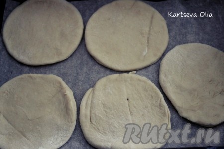 Тесто раскатать на посыпанном мукой столе,  вырезать кружочки.
