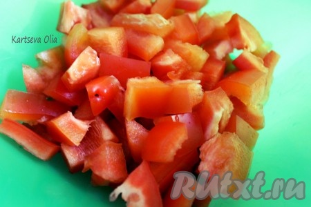 Перец - небольшими кусочками.