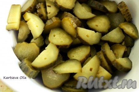 Огурцы порезать небольшими дольками.
