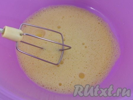 Отдельно яйца взбить миксером (или венчиком) со щепоткой соли до пышной пены.