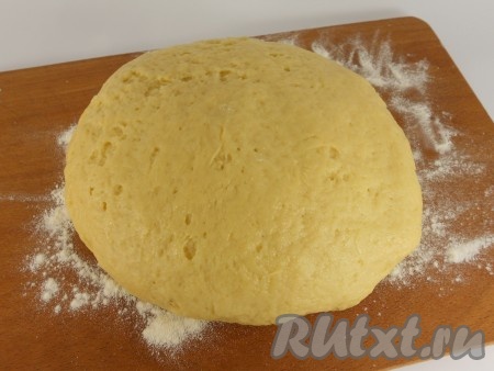 В эту смесь добавить соду, гашеную уксусом, снова перемешать. Всыпать частями просеянную муку, замешивая очень нежное, мягкое тесто. Как только добились, что тесто перестало липнуть к ладоням, но при этом осталось нежнейшим, приятным в работе, значит больше муку добавлять не нужно.