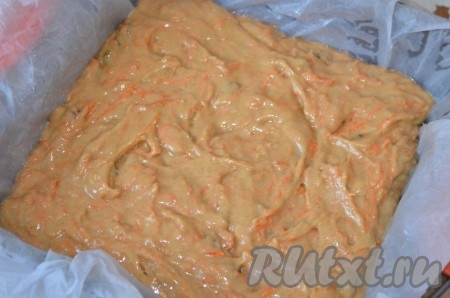 Форму (у меня 20*20 см) выстелить пергаментом или смазать маслом, выложить тесто, распределить. Печь морковный пирог примерно 35-40 минут в духовке, разогретой до 180 градусов. Готовность проверять зубочисткой.
