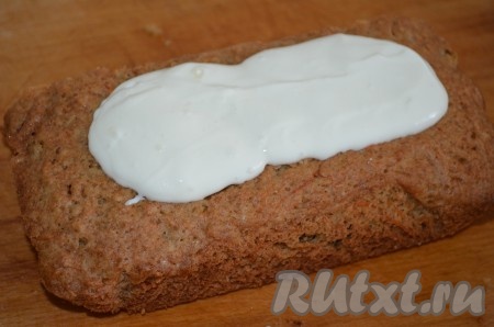 Смазать верх пирога.