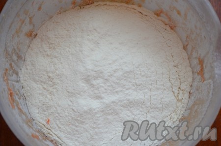 Просеять в тесто 180 грамм муки и разрыхлитель, перемешать.
