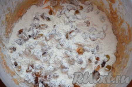 Изюм промыть, обсушить, смешать с остальной мукой, добавить в тесто, перемешать.