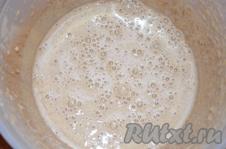 Затем взбить яйца с сахаром, ванилином и корицей в течение 5 минут.

