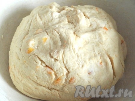 Постепенно добавить муку и замесить тесто. Тесто должно получиться мягким. Накрыть его салфеткой и оставить на 20 минут.
