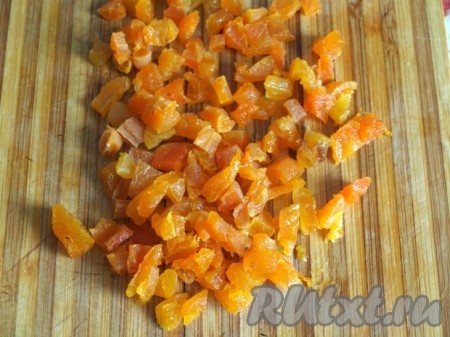 Курагу помыть, обсушить и нарезать кубиками.
