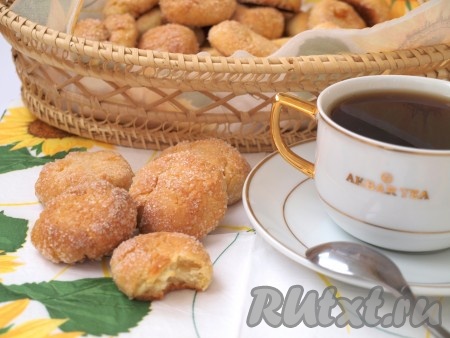 Разогреть духовку до 180 градусов &nbsp;и выпекать печенье 25 минут до золотистого цвета. Наше замечательное и очень вкусное творожное печенье с курагой готово!
