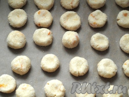 Противень застелить бумагой для выпечки и выложить творожное печенье рядами. Немного приплюснуть печенье сверху.
