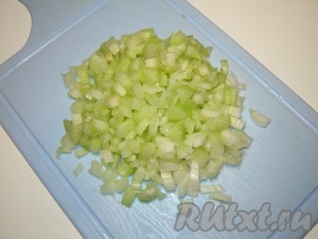Мелко нарезать стебель сельдерея.