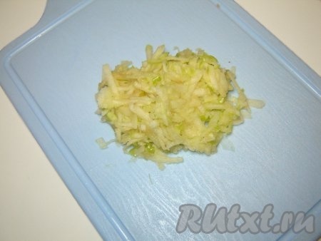 Яблоко натереть на крупной терке.