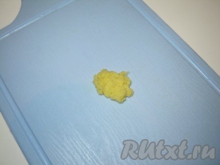 Если есть имбирь, то он может придать салату пикантный привкус. Небольшой кусочек корня имбиря очистить от кожуры и натереть на мелкой терке. Для салата необходимо не более одной чайной ложки натертой кашицы имбиря.