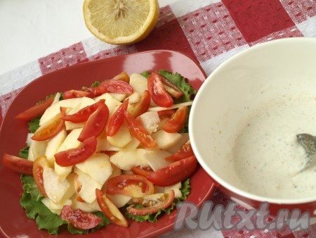 Салатные листья порвать руками и выложить на тарелку. Сверху выложить яблоки и помидоры.