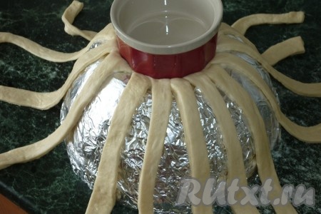 Сверху на жгуты поставить груз, таким образом образуя дно корзины.
