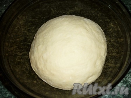 В тёплое молоко добавить дрожжи и сахар. Добавить 2-3 столовые ложки муки, накрыть полотенцем и дать постоять 10-15 минут (чтобы дрожжи подкормились). Когда опара подойдёт, добавить соль, яйцо, растопленное сливочное масло и муку. Замесить мягкое эластичное тесто.
