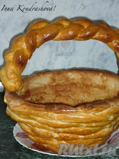 После выпекания ручку присоединить к корзине с помощью зубочисток (чтобы корзина и внутри, после выпекания, была приятного золотистого цвета, её нужно снять с формы и поставить на 10 минут в духовку).