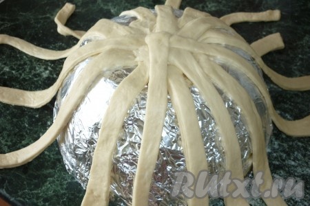 Начать плетение корзины: 15 жгутов из теста разместить вертикально по всей длине миски (желательно на одинаковом расстоянии друг от друга).
