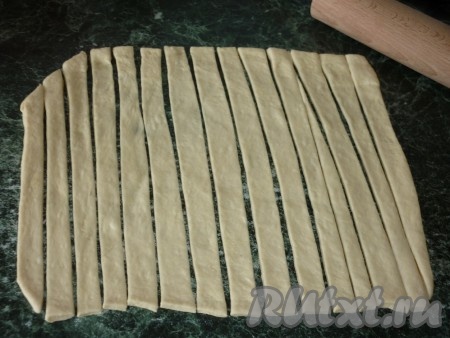 и с помощью роликового ножа разрезать его на полосы толщиной около 1,5 см.
