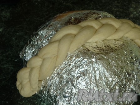 Один небольшой кусок теста оставить для того, чтобы сделать ручку. После того как пасхальная корзина будет полностью сформирована, смазать её желтком и выпекать при температуре 180 градусов до золотистого цвета. Из теста, которое мы оставили, сформировать ручку в виде косички, положить на чашу по центру и выпекать до готовности.