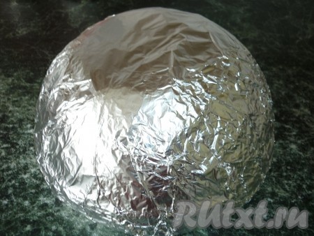 Миску из термостойкого стекла перевернуть вверх дном и обернуть фольгой.
