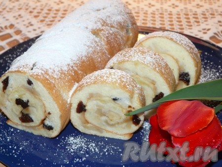 После остывания бисквитный рулет с яблоками можно посыпать сахарной пудрой. Нежную, воздушную выпечку нарезать на части и подать к чаю. Вот так достаточно просто можно приготовить в духовке в домашних условиях отличный рулет!